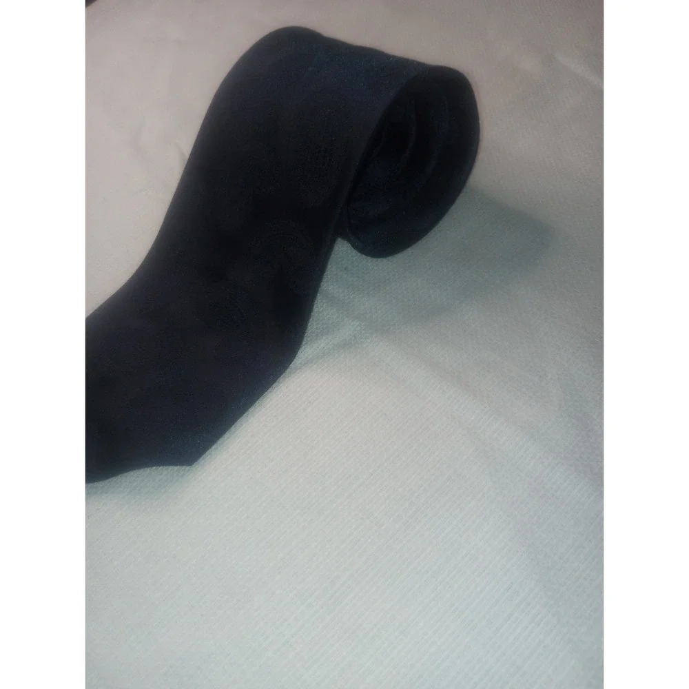 Wembley Dark Blue Paisley Pattern Silk And‎ Polyester USA Tie Classic